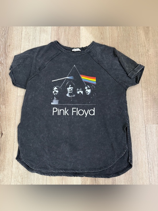 Zenana Outfitters Tops - Zenana Outfitters Black Pink Floyd Tee with Rainbow Prism